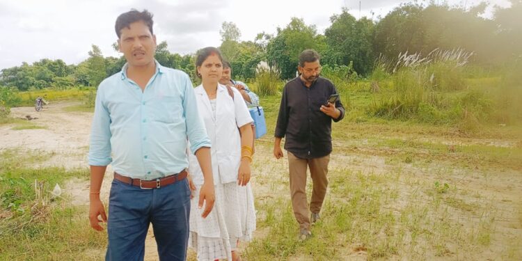 भस्का नदी पार दुर्गम जंगली क्षेत्र गुरार-गनौली में एएनएम रंजू कर रहीं हैं बच्चों का टीकाकरण