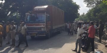 डाक पार्सल लिखे ट्रक के चपेट में आने से अधेड़ की मौत