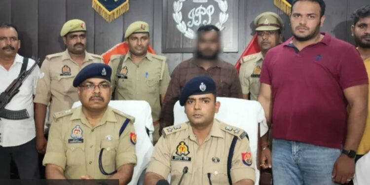 लखनऊ-रायबरेली के उंचाहार क़स्बे के रहने वाले और अमेठी में नौकरी करने वाले सुनील, उनकी पत्नी और दो बेटियों को गोली मारी गई थी, मुख्य अभियुक्त गिरफ्तार