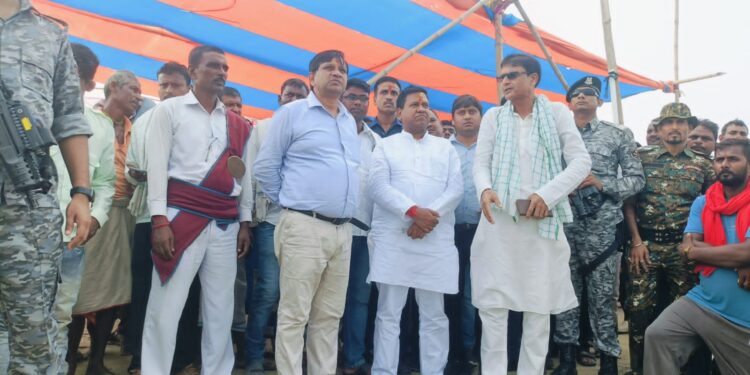 कुशेश्वरस्थान दरभंगा :- आपदा प्रबंधन मंत्री ने किया कुशेश्वरस्थान बाढ़ प्रभावित क्षेत्रों का दौरा।