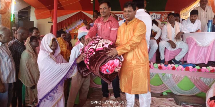 कुशेश्वरस्थान दरभंगा :- गरीब, असहाय और दिव्यांग लोगों के बीच माता रानी के प्रसाद के साथ कम्बल का वितरण
