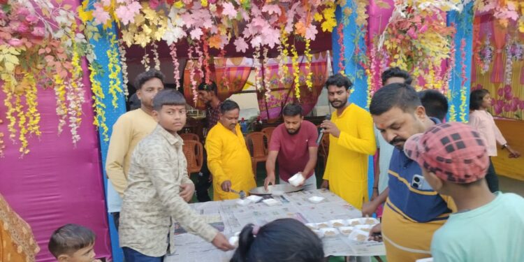 कुआडी़ में नवरात्रि के अवसर पर जय मां दुर्गा दल कमेटी के द्वारा खीर प्रसाद का वितरण किया गया