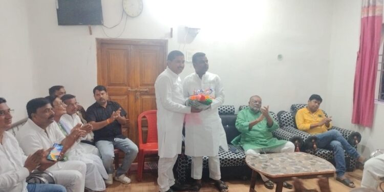 कुर्साकांटा/अररिया  – भाजपा के पुर्व नेता राकेश विश्वास के राजद में शामिल होते ही अररिया की सियासत में आया भूचाल