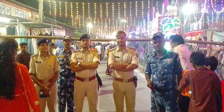 अररिया – त्योहारों की रौनक में भी ड्यूटी का फर्ज निभाते पुलिसकर्मी