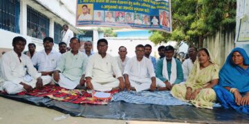 दरभंगा :- धरनार्थियों ने मांगा के समर्थन में रोषपूर्ण नारे लगाए और मांग पत्र बीडीओ को सौंपा।