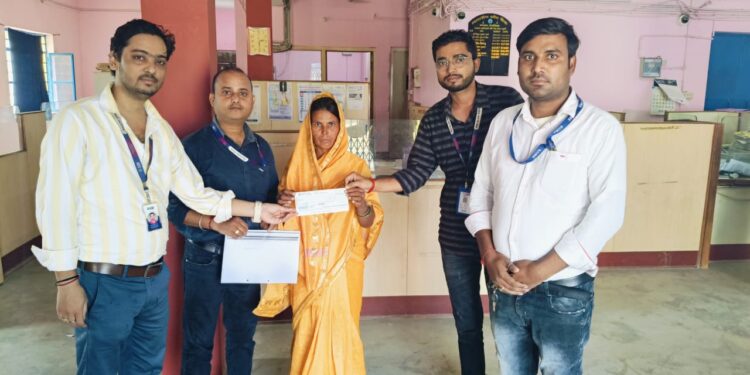 अररिया – प्रधानमंत्री जीवन ज्योति बीमा योजना का लाभ, एसबीआई देवरिया ब्रांच ने मृतक की पत्नी को दिया 2 लाख का चेक