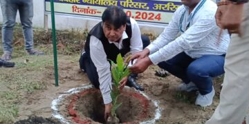 Araria – बदलते परिवेश व मौसम को संतुलित रखने के लिए पौधरोपण होना अनिवार्य: जिला जज हर्षित सिंह