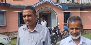 अररिया – विद्यालय बंद रहने व विद्यालय की एक शिक्षिका के यूपी में रहने के दौरान भी विद्यालय में उनकी हजारी बनाने के मामले को लेकर गुरुवार को बीईओ को आवेदन