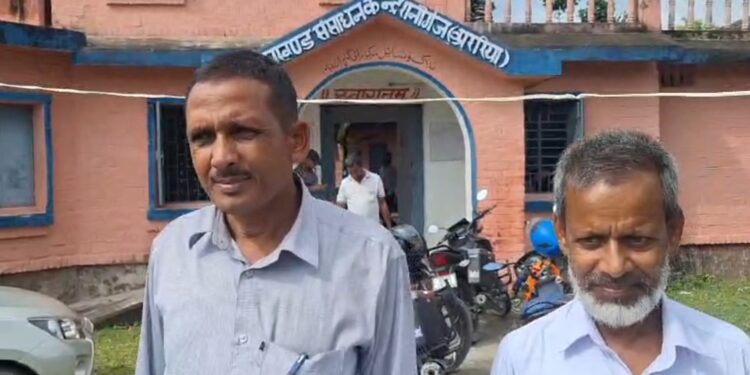 अररिया – विद्यालय बंद रहने व विद्यालय की एक शिक्षिका के यूपी में रहने के दौरान भी विद्यालय में उनकी हजारी बनाने के मामले को लेकर गुरुवार को बीईओ को आवेदन