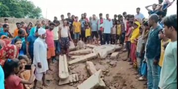 मधेपुरा – पंचायत सरकार भवन निर्माण को लेकर की जा रही जेसीबी से खुदाई के दौरान 15 फीट जमीन के अंदर मिला शिवालय और शिवलिंग का अवशेष