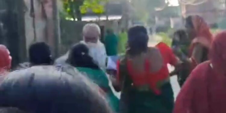 Araria – कुर्साकांटा में CM दीदीयो ने BPM को दौडा़ -दौडा़ कर BDO कार्यालय पहुंचाया वीडियो वायरल