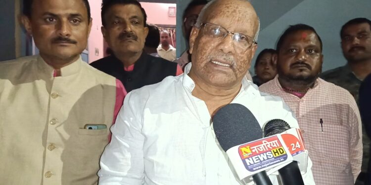 अररिया – दीपक भगत हत्याकांड के विरोध में पूर्व डिप्टी सीएम तारकिशोर प्रसाद ने की मुलाकात