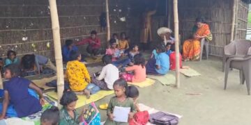 सरकारी विद्यालय मे भवन और शौचालय नहीं होने से ग्रामीणों मे आक्रोश