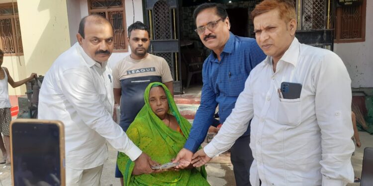 अधिवक्ता के असामयिक निधन पर परिजनों को संघ की ओर से 10 हजार रुपये की सहायता राशि दी गई