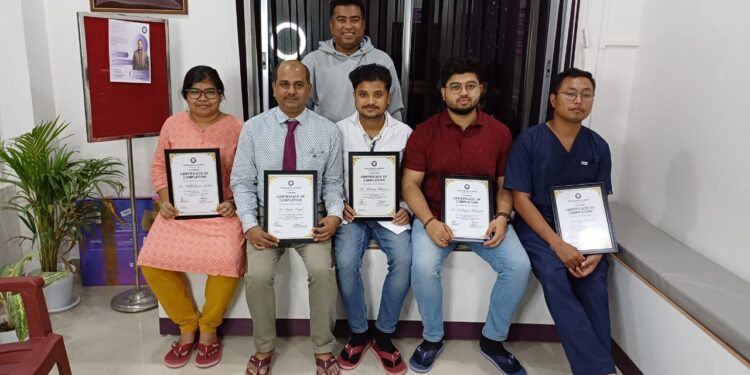 रानीगंज – गुवाहाटी में रानीगंज के डेंटल डॉक्टर सुजय कुमार सिंह को किया सम्मानित
