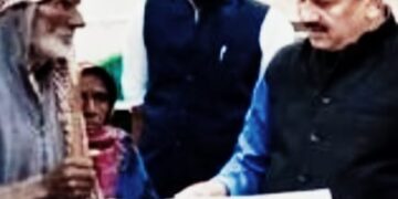 जौनपुर -किसानों से डीएम ने जाना खेती-बाड़ी का हाल-बरसीम बीज वितरण में देरी पर जताई नाराजगी