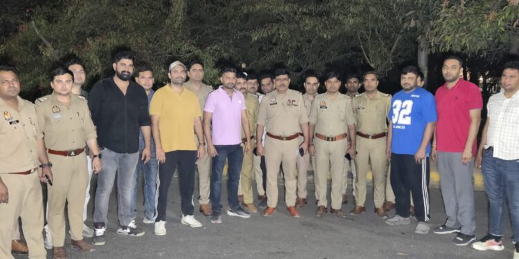 नोएडा/उत्तर प्रदेश – पुलिस मुठभेड़ में 02 बदमाश घायल अवस्था सहित कुल 05 अभियुक्त गिरफ्तार, कब्जे से चोरी की दो मोटरसाइकिल व अवैध हथियार बरामद