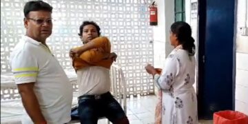 आवारा कुत्ते के हमले से वाढ पार्सद समेत एक दर्जन लोग गंभीर रूप से जख़्मी।