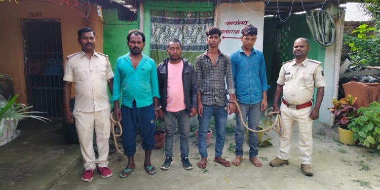 अररिया – गोदाम थाना पुलिस ने डुमरिया चौक से शराब पीकर हंगामा कर रहे चार शराबी को गिरफ्तार कर न्यायिक हिरासत में भेजा