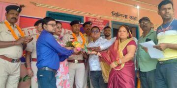 कुआडी़ थाना के पुलिस पदाधिकारी को व्यवसायिक वर्ग के लोगों ने किया सम्मानित