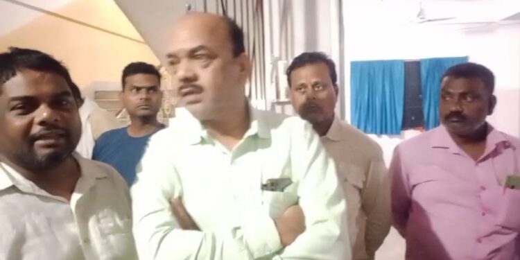 सारण – एकमा में अज्ञात अपराधियों ने कपड़ा व्यवसायी को मारी गोली, दो लाख नकदी लूटी