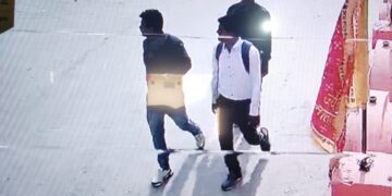 अररिया – चोरों ने रेलवे कर्मचारी रोहित कुमार और प्रकाश कुमार के क्वार्टर में चोरी की घटना को अंजाम दिया