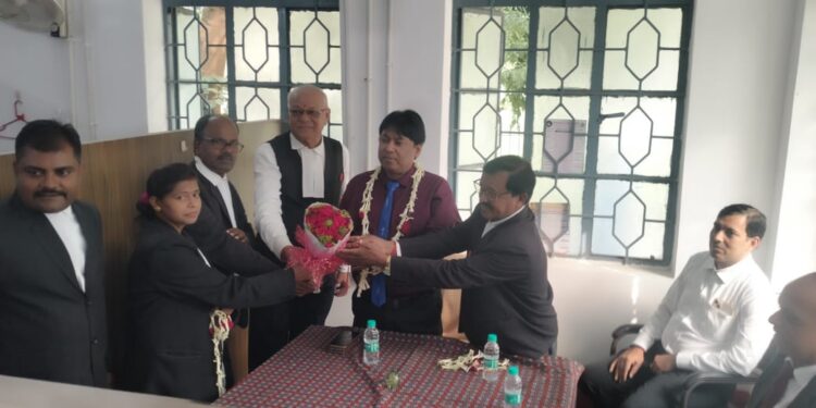 अररिया : एलएडीसी ने जिला जज हर्षित सिंह का तबादले पर दी विदाई