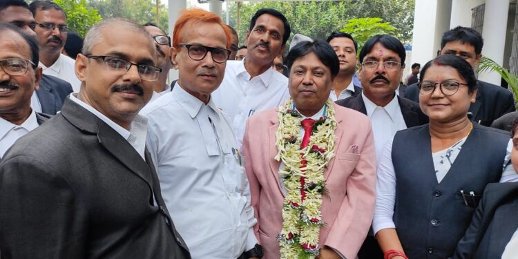 अररिया : बार एसोसिएशन ने जिला जज हर्षित सिंह का तबादला बक्सर होने पर समारोह पूर्वक दी उन्हें विदाई