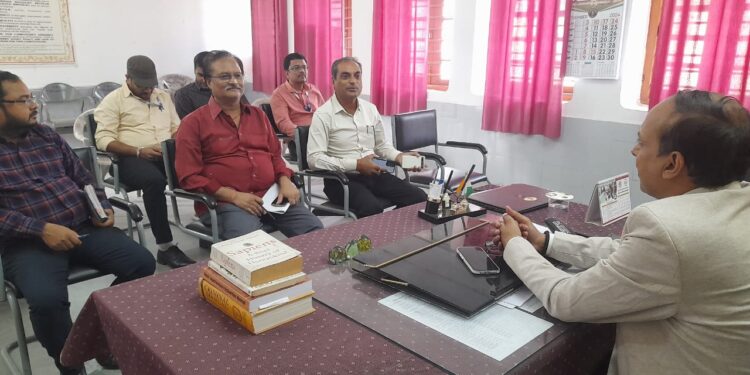 Araria – डीएलएसए सेक्रेटरी रोहित श्रीवास्तव ने बैंक पदाधिकारियों से ऋणकर्ताओ को विशेष सुविधा उपलब्ध कराने की बात रखी