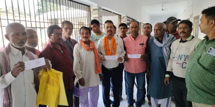 अंतिम दिन दर्जनों प्रत्याशियों ने भरा पर्चा।