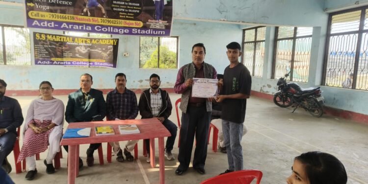 अररिया – खेल प्रतियोगिता में विजेता को दिया गया प्रमाण पत्र