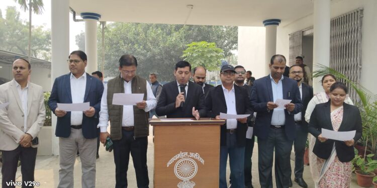 अररिया : प्रभारी जिला जज मनोज तिवारी की अगुवाई में न्यायमण्डल के सभी न्यायिक पदाधिकारियों ने किया संविधान की प्रस्तावना का पठन