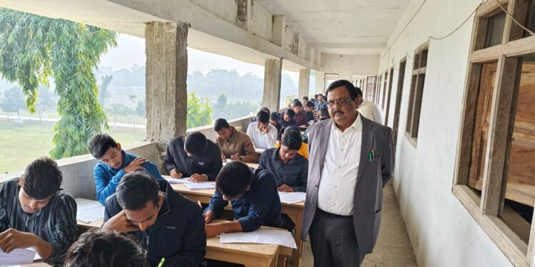 रानीगंज – कलावती स्नातक महाविद्यालय में कदाचार मुक्त वातावरण में परीक्षा शुरू