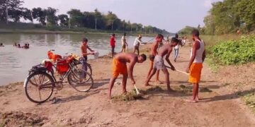 भरगामा/अररिया – लोक आस्था के महापर्व छठ घाट की साफ सफाई को मूर्त रूप देते युवा