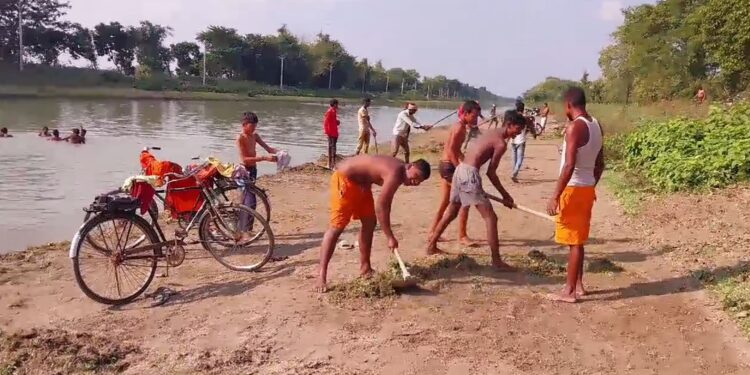 भरगामा/अररिया – लोक आस्था के महापर्व छठ घाट की साफ सफाई को मूर्त रूप देते युवा