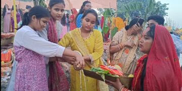 अररिया जिले में छठ पूजा की धूम, अस्ताचलगामी भगवान भास्कर को दिया गया अर्घ्य