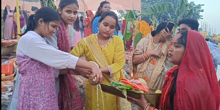 अररिया जिले में छठ पूजा की धूम, अस्ताचलगामी भगवान भास्कर को दिया गया अर्घ्य