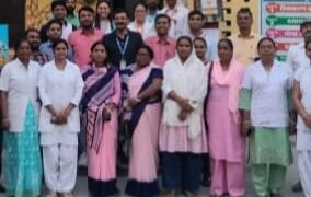 किशनगंज, बिहार -जिला पदाधिकारी ने 70 वर्ष से अधिक के बागवानों में आयुष्मान कार्ड का किया वितरण