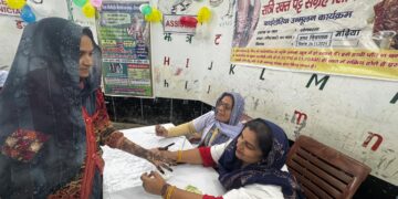 हाथों में मेंहदी फिर भी रक्त नमूने देने आयी महिलाएं