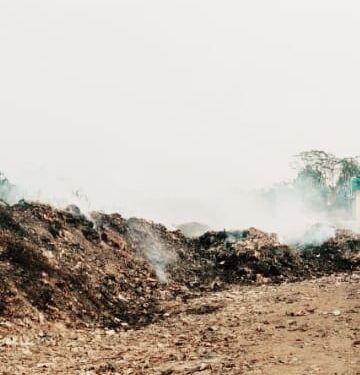 किशनगंज, बिहार -मोतीबाग मोहल्ले के स्वास्थ्य को खुली चुनौती दे रहा नगर परिषद का कचरा और उसके जलाने पर बरती जा रही उदासीनता