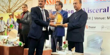 स्वास्थ्य मंत्री ने कालाजार उन्मूलन में विशेष योगदान के लिए डॉ रविंद्र कुमार यादव को किया सम्मानित