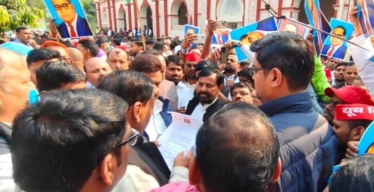 बाबा साहब पर लोकसभा में गृहमंत्री अमित शाह के तंज के विरोध में सपा ने किया प्रदर्शन