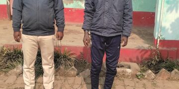 विभिन्न जगह से 25 लीटर अवैध देशी शराब के साथ कारोबारी गिरफ्तार।