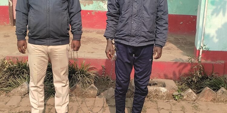 विभिन्न जगह से 25 लीटर अवैध देशी शराब के साथ कारोबारी गिरफ्तार।