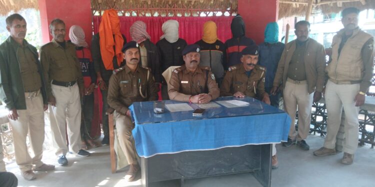 बाइक एवं टोटो चोर गिरोह का भंडाफोड़, अलग-अलग जगहों से सात गिरफ्तार, चोरी का दो टोटो और तीन बाइक बरामद