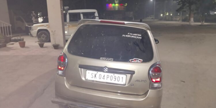 रानीगंज – कलावती नगर स्थित एक निजी स्कूल के समीप से कार से 76 लीटर विदेशी शराब बरामद