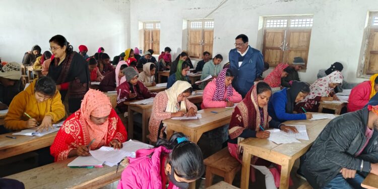 रानीगंज – कलावती नगर रानीगंज में सी.बी.सी.एस. स्नातक प्रथम सेमेस्टर की परीक्षा शांतिपूर्ण संपन्न