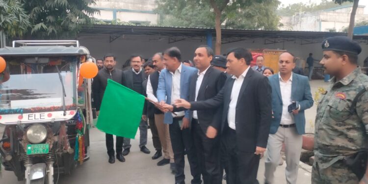 अररिया – राष्ट्रीय लोक अदालत के प्रचार प्रसार के लिए जिला जज ने जागरूकता वाहन को हरी झंडी दिखाकर रवाना किया