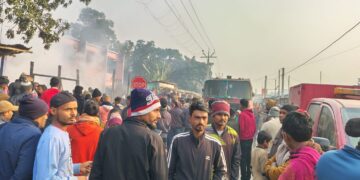 Araria – कपड़फोडा़ बाजार में लगी आगः 8 दुकानें जलकर राख,50 लाख से अधिक का नुकसान; शॉर्ट सर्किट की वजह से हुआ हादसा।