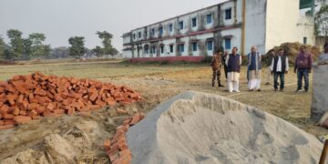 मनरेगा से हो रहें खेल मैदान निर्माण कार्य का विधायक ने किया निरीक्षण।